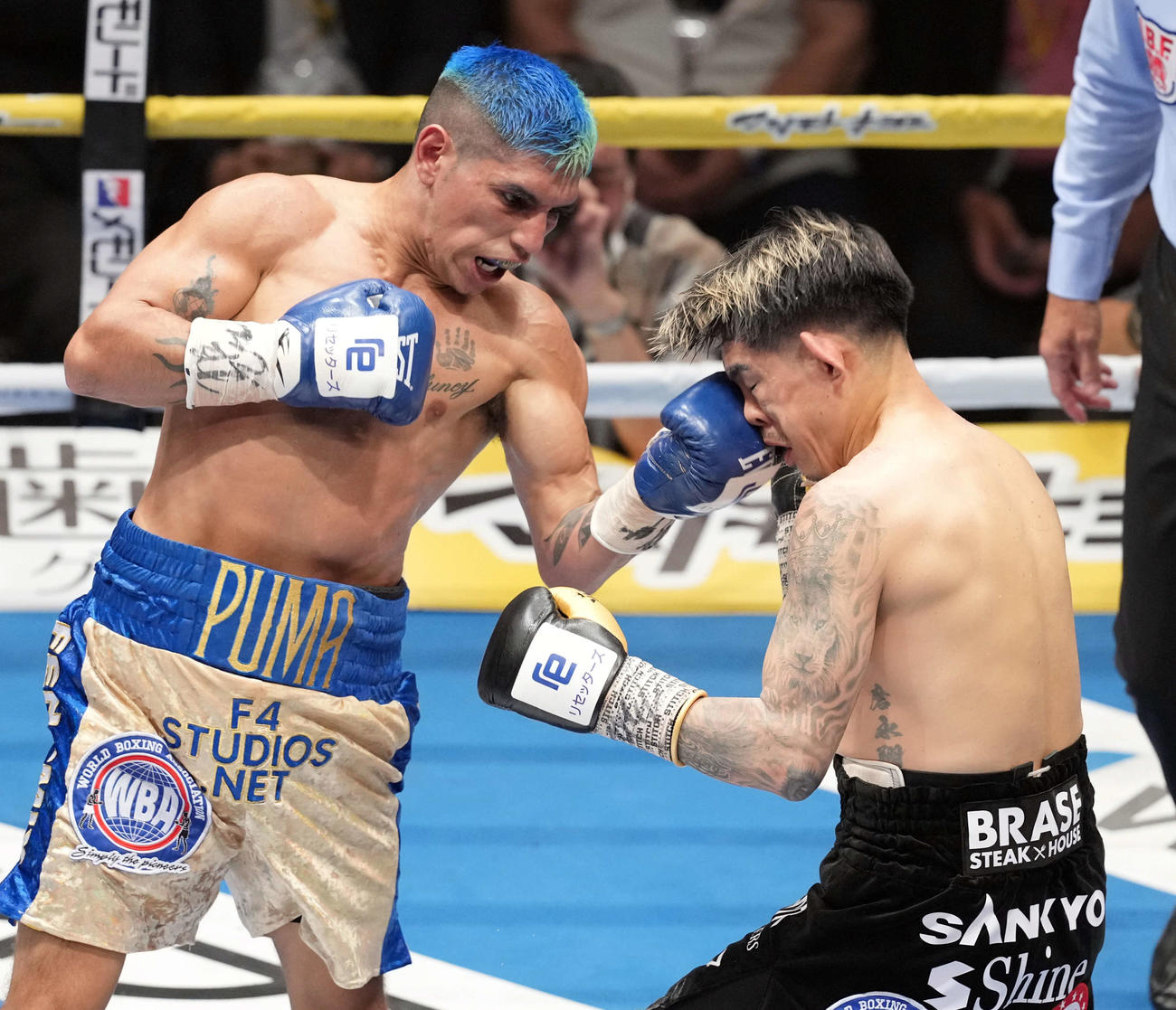 WBA・IBF世界スーパーフライ級王座統一戦　3回、マルティネス（左）にパンチをもらう井岡（撮影・たえ見朱実）