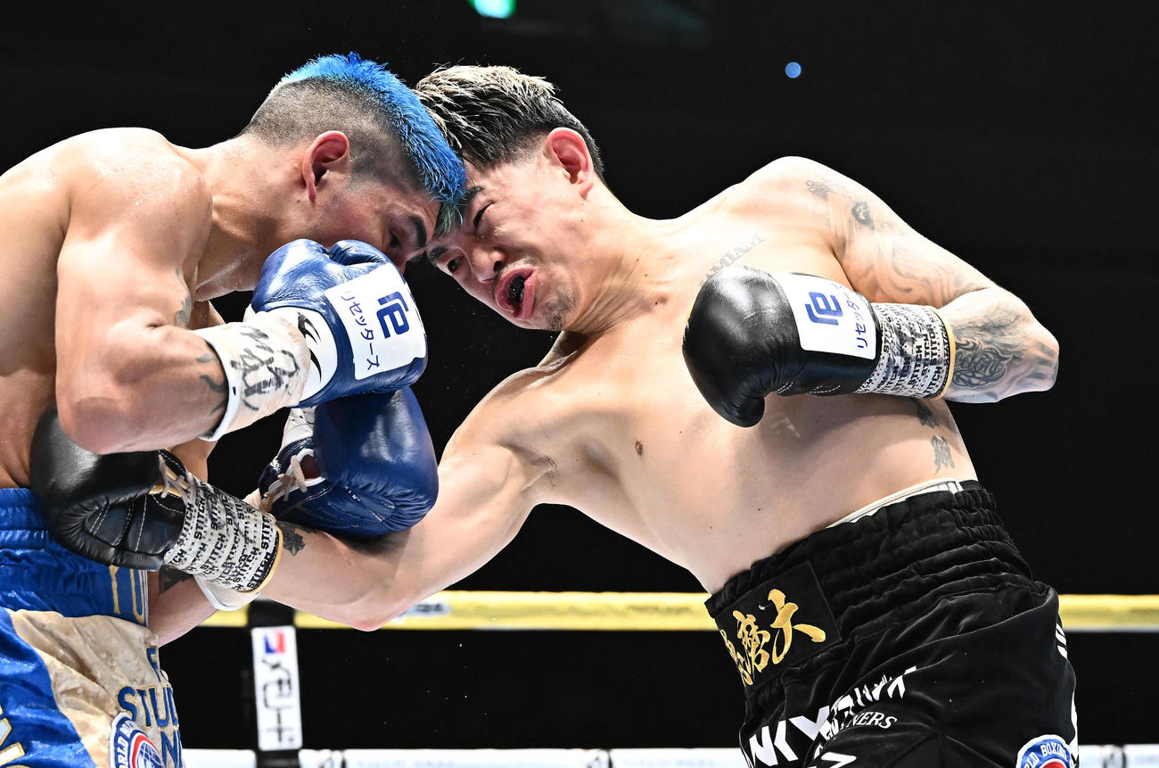 井岡一翔対フェルナンド・マルティネス　3回、ボディを打ち込む井岡（右）（撮影・滝沢徹郎）