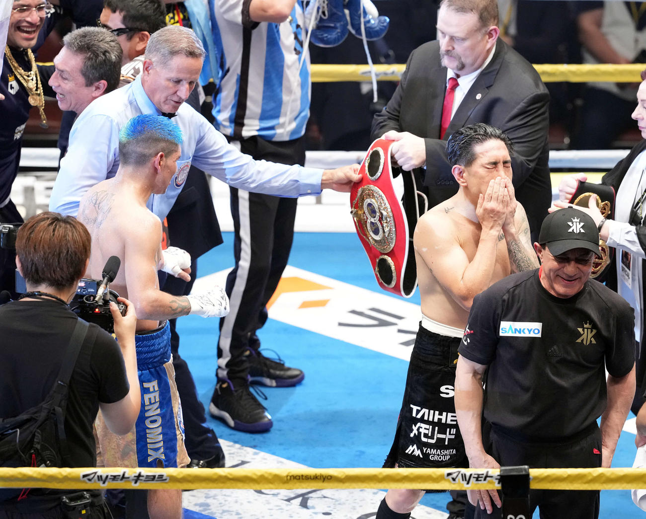 WBA・IBF世界スーパーフライ級王座統一戦　マルティネスに判定負けを喫し顔を覆う井岡（撮影・たえ見朱実）