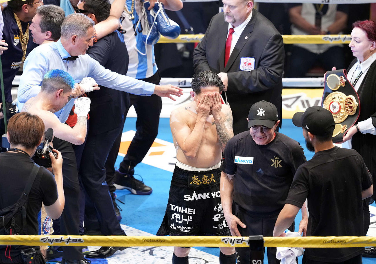 WBA・IBF世界スーパーフライ級王座統一戦　マルティネスに判定負けを喫し顔を覆う井岡（撮影・たえ見朱実）
