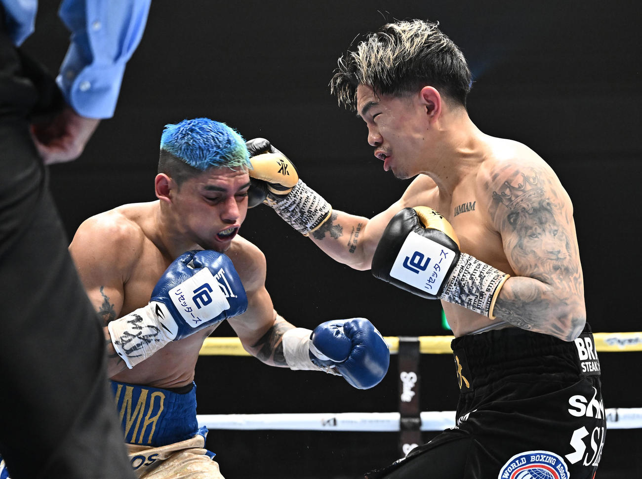 井岡一翔対フェルナンド・マルティネス　3回、パンチを打ち込む井岡（右）（撮影・滝沢徹郎）