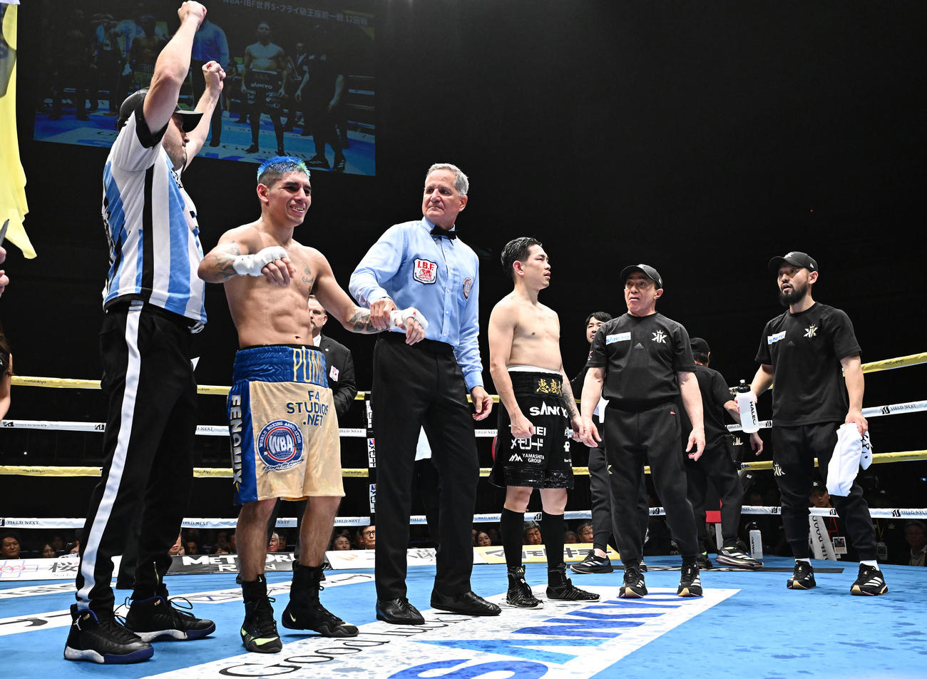 井岡一翔対フェルナンド・マルティネス　マルティネス（左から2人目）に判定負けを喫しぼうぜんとする井岡（同4人目）ら陣営（撮影・滝沢徹郎）