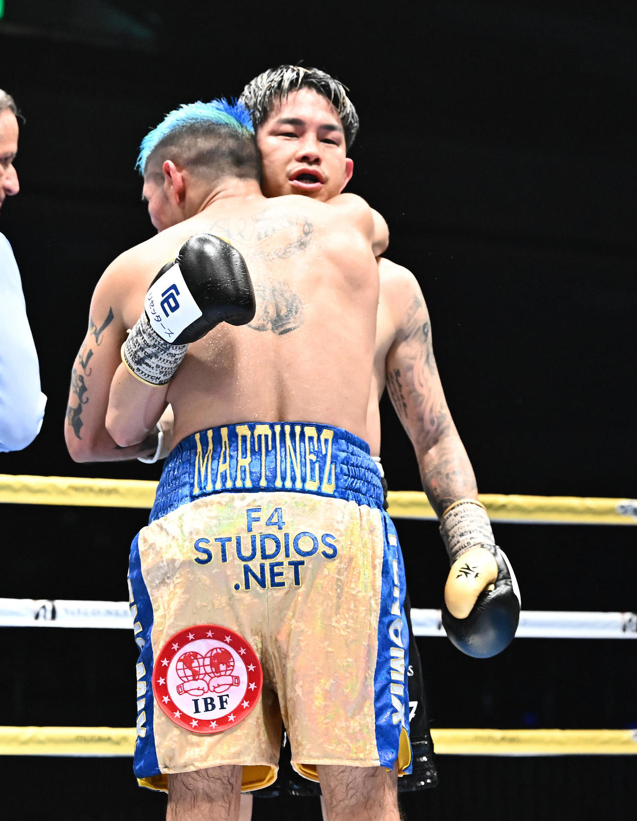井岡一翔対フェルナンド・マルティネス　12回を闘い終え、マルティネス（左）と健闘をたたえ合う井岡（撮影・滝沢徹郎）