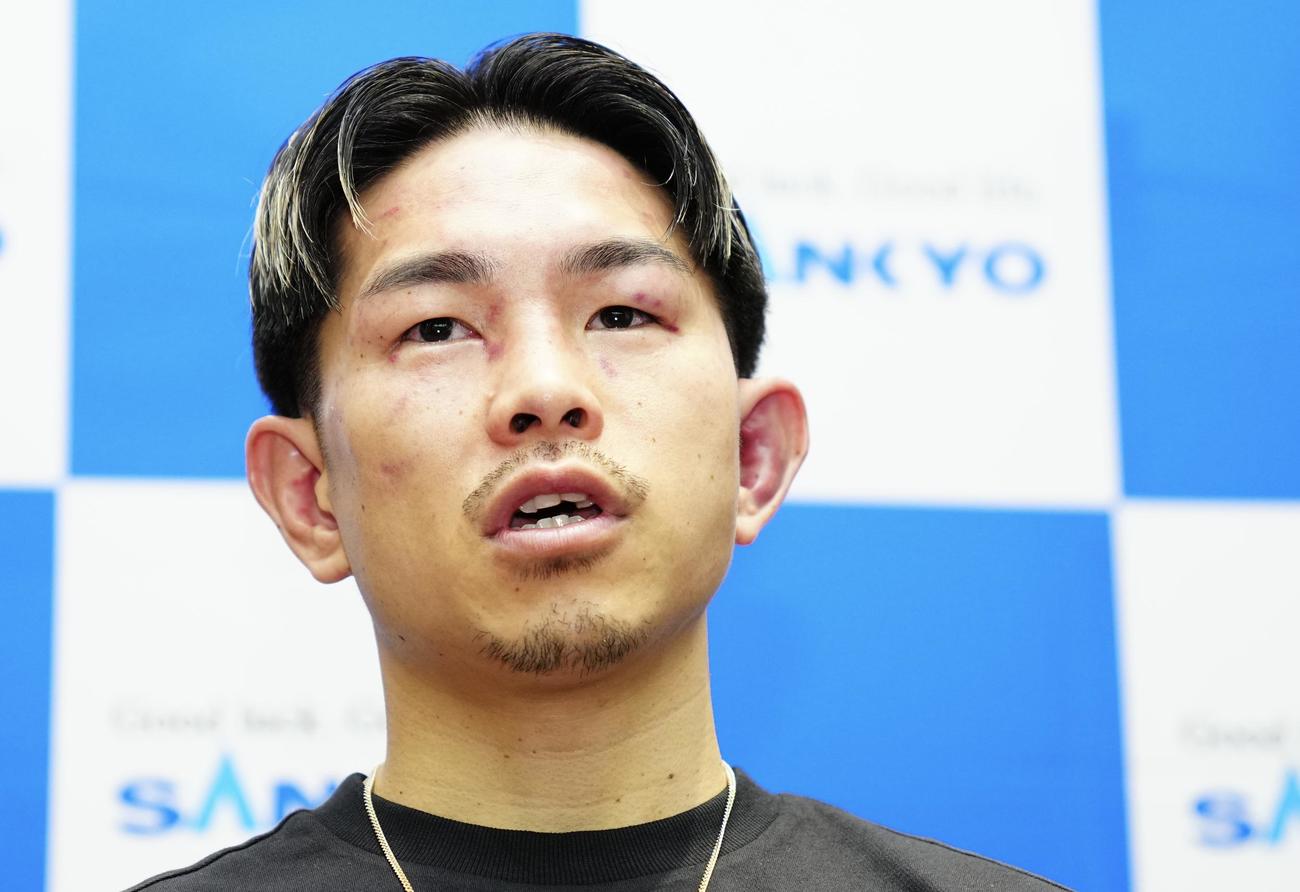試合に敗れ取材に応じる井岡（撮影・垰建太）