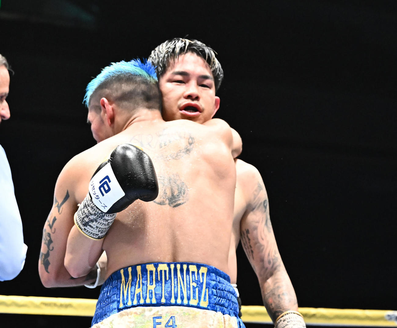 井岡一翔対フェルナンド・マルティネス　12回を闘い終え、マルティネス（左）と健闘をたたえ合う井岡（撮影・滝沢徹郎）