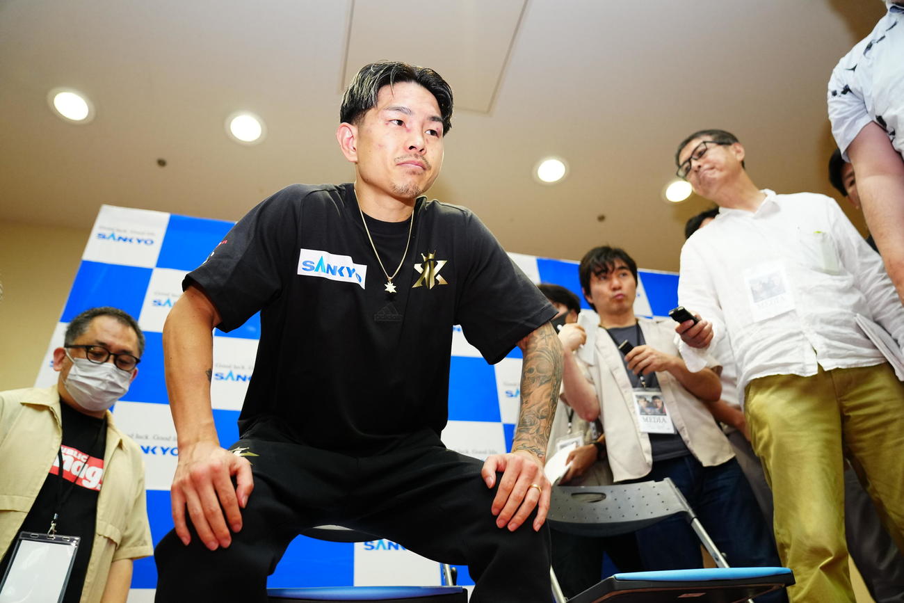 試合に敗れ会見に臨む井岡（撮影・垰建太）
