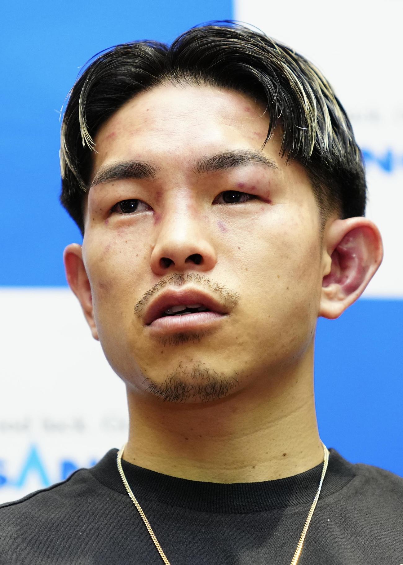 試合に敗れ取材に応じる井岡（撮影・垰建太）