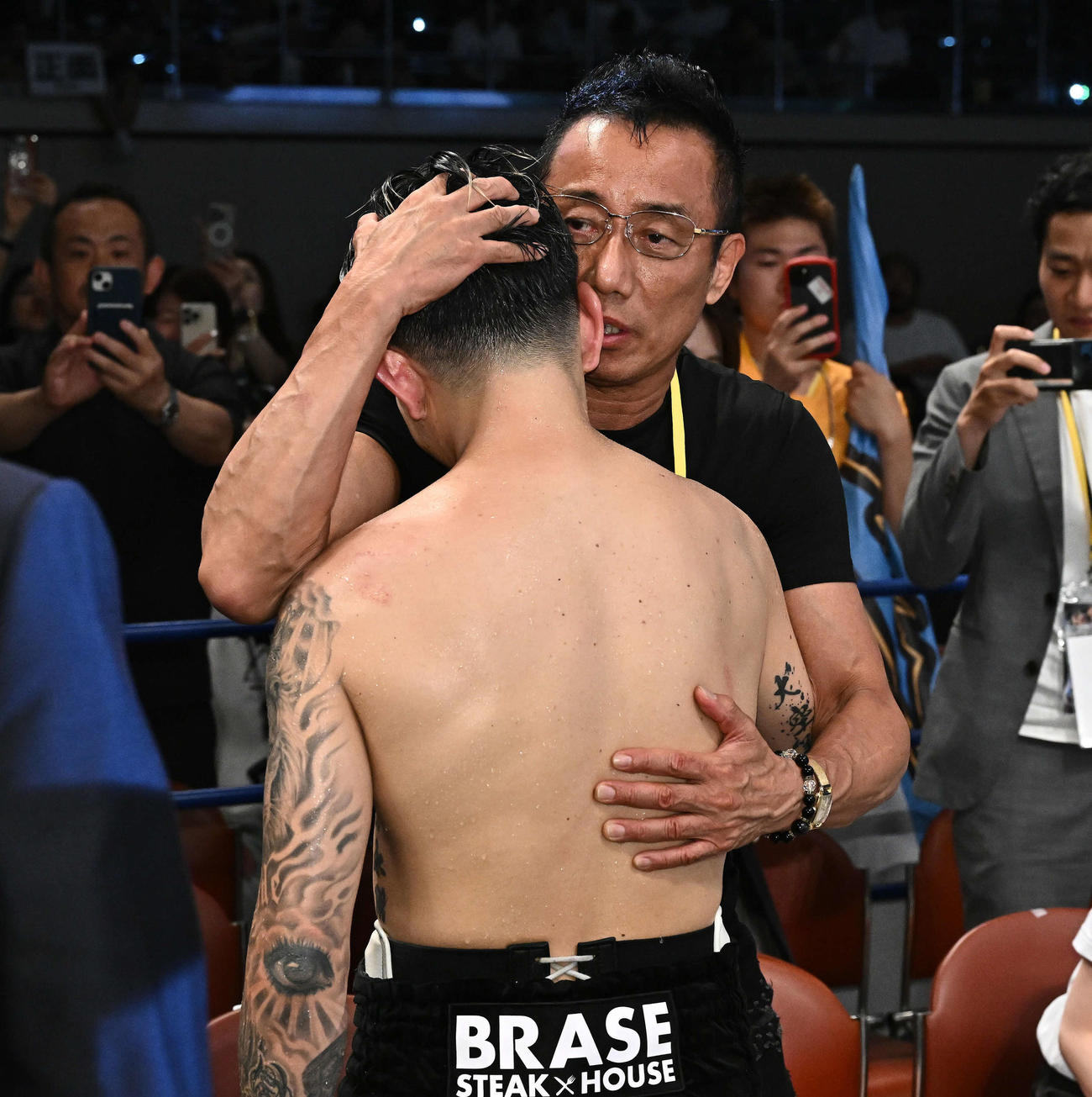 試合後、マルティネスに敗れた井岡（手前）を抱き締める長渕剛（撮影・滝沢徹郎）