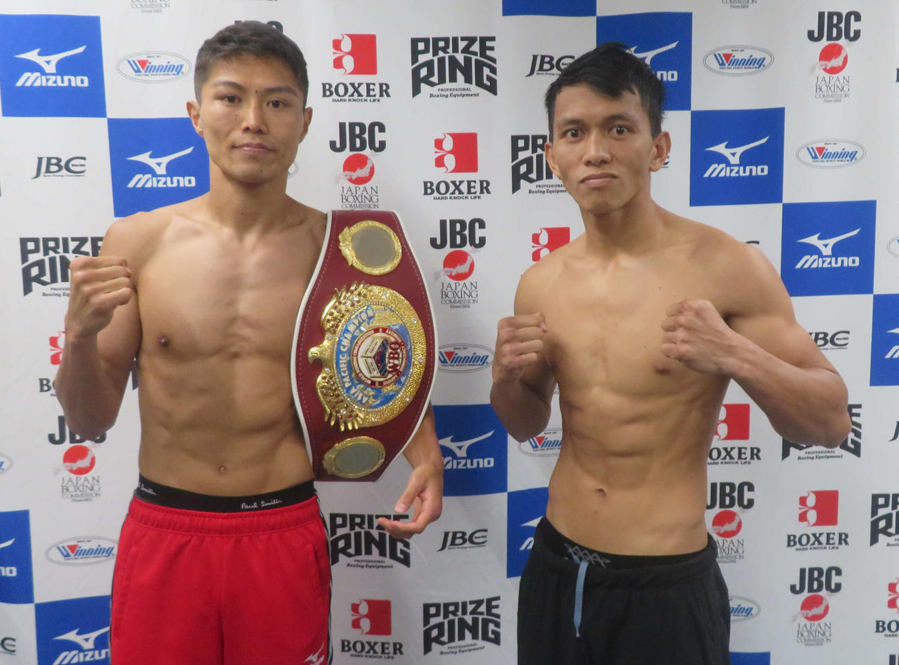 3度目防衛戦に臨むWBOアジア・パシフィック・ライト級王者保田克也（左）と挑戦者の同級3位ブレスコ・カルコシア