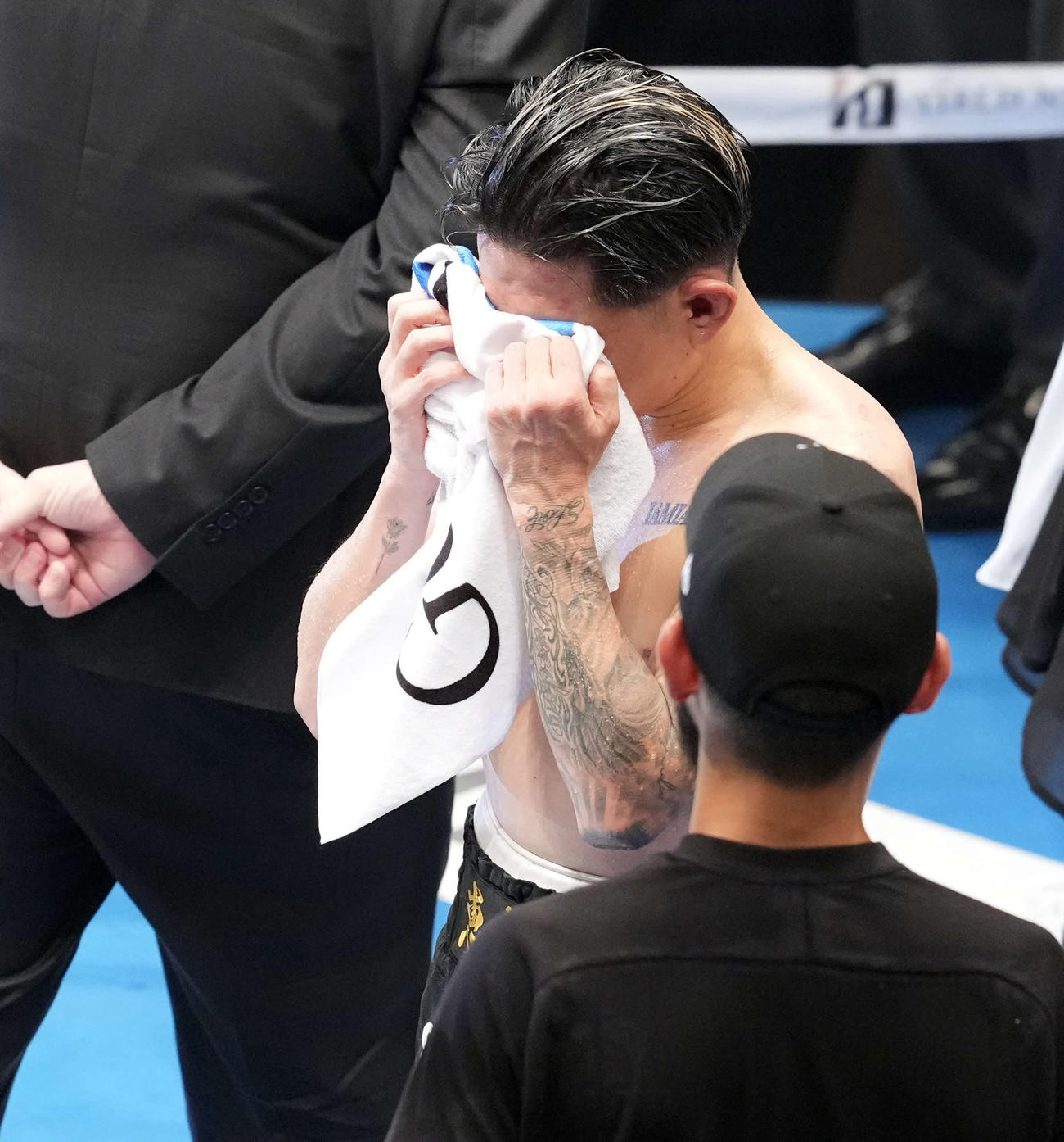 WBA・IBF世界スーパーフライ級王座統一戦　マルティネスに判定負けを喫し悔し涙を見せる井岡（撮影・たえ見朱実）