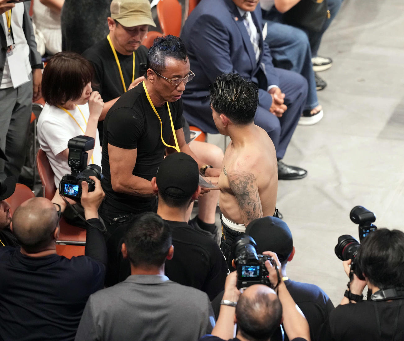 WBA・IBF世界スーパーフライ級王座統一戦　井岡と握手を交わす長渕剛（撮影・たえ見朱実）