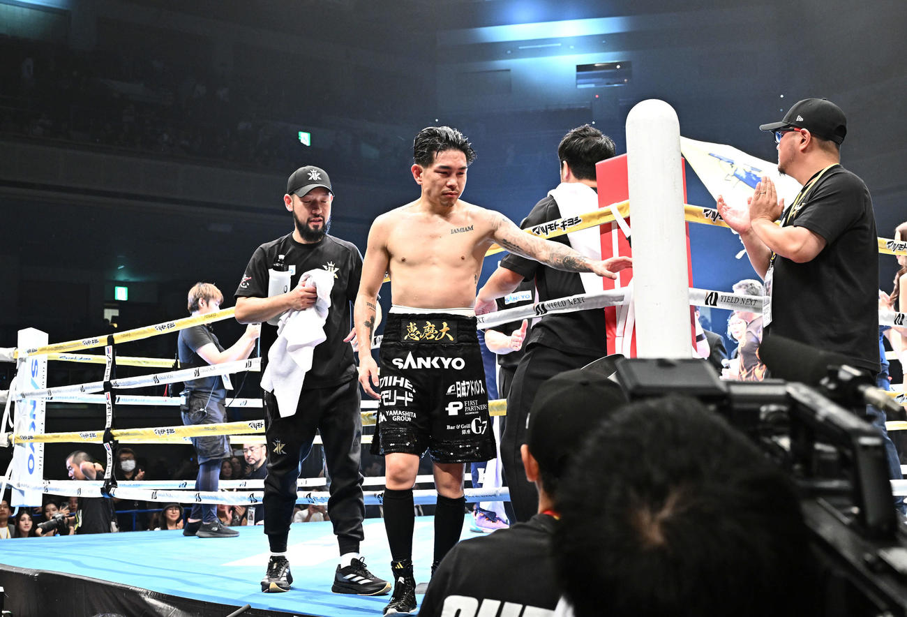 マルティネスとの統一戦に敗れリングを降りる井岡（撮影・滝沢徹郎）