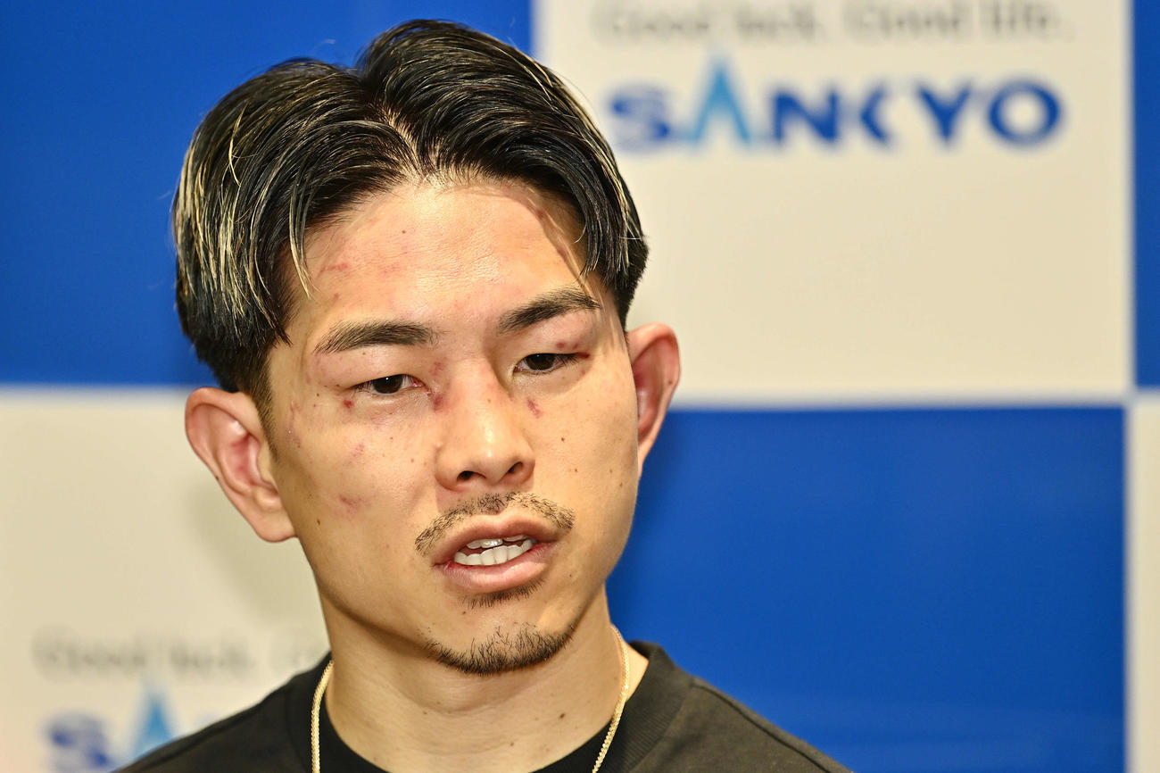 7月7日　マルティネスとの統一戦に敗れ会見に臨む井岡