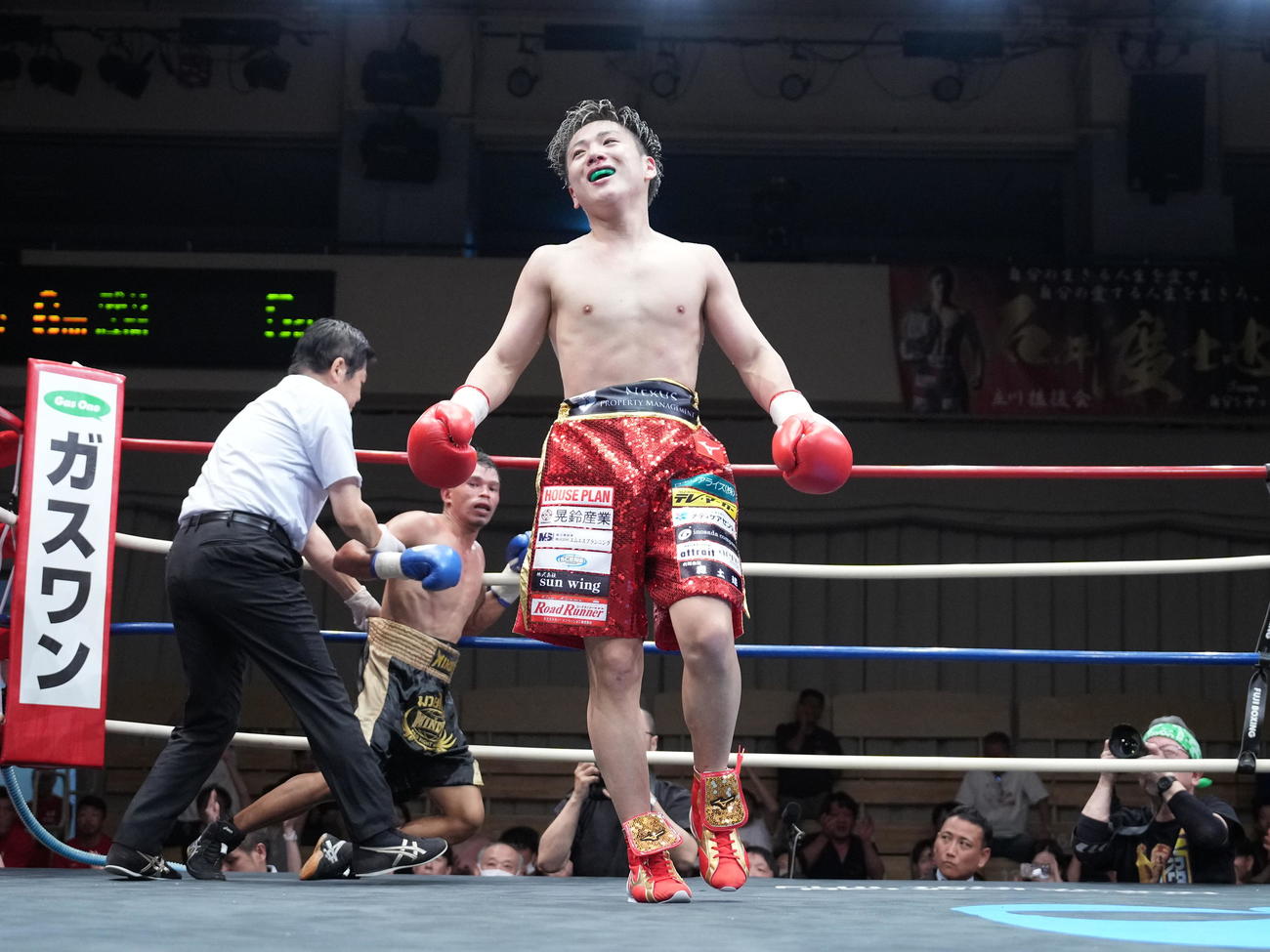 6回、パリニャ・カイカンハ（左）にTKO勝ちを収める森（撮影・小沢裕）