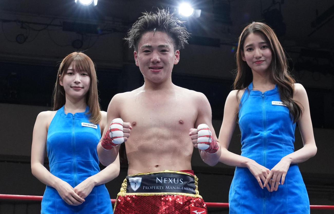 TKO勝ちを収めラウンドガールと記念撮影する森（撮影・小沢裕）