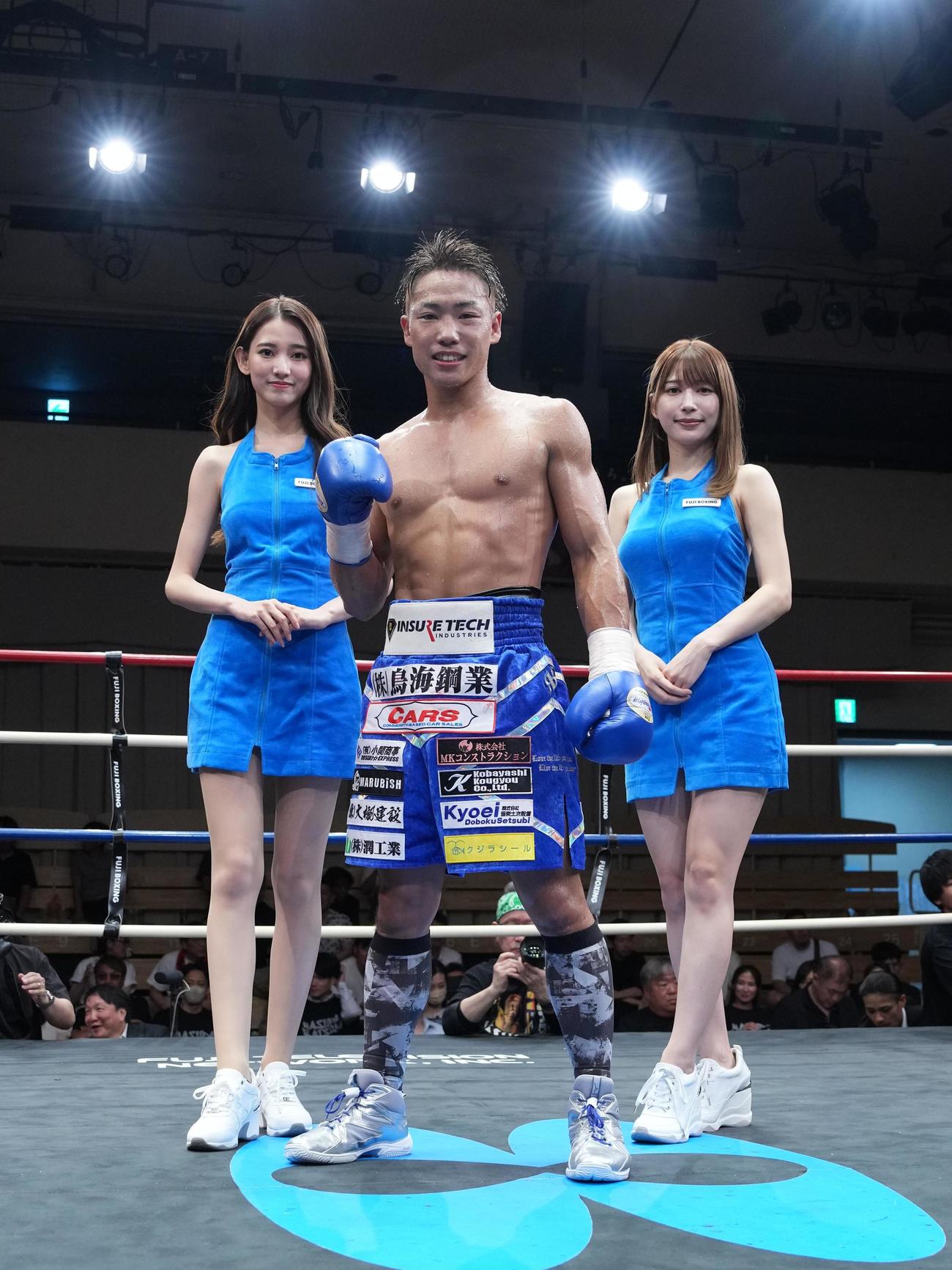 TKO勝ちを収めラウンドガールと記念撮影する石井＝2024年7月9日