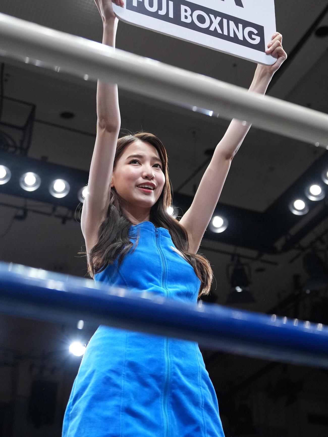 ラウンドガールの黒木麗奈（撮影・小沢裕）