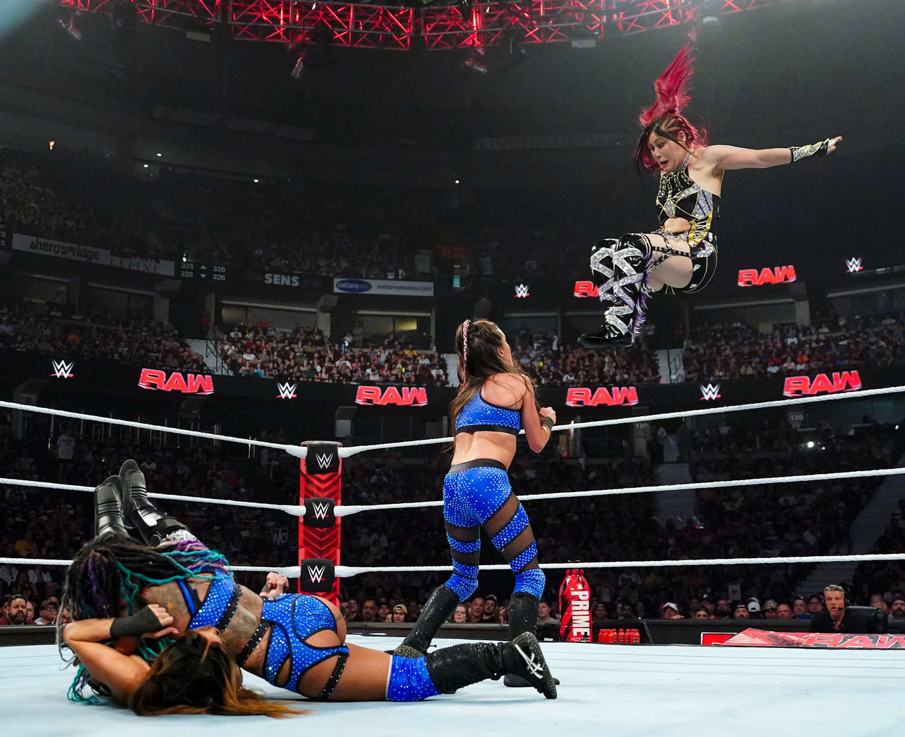 6人タッグマッチでカタナ・チャンス（中央）にミサイルキックを放ったイヨ・スカイ（右端）（C）WWE