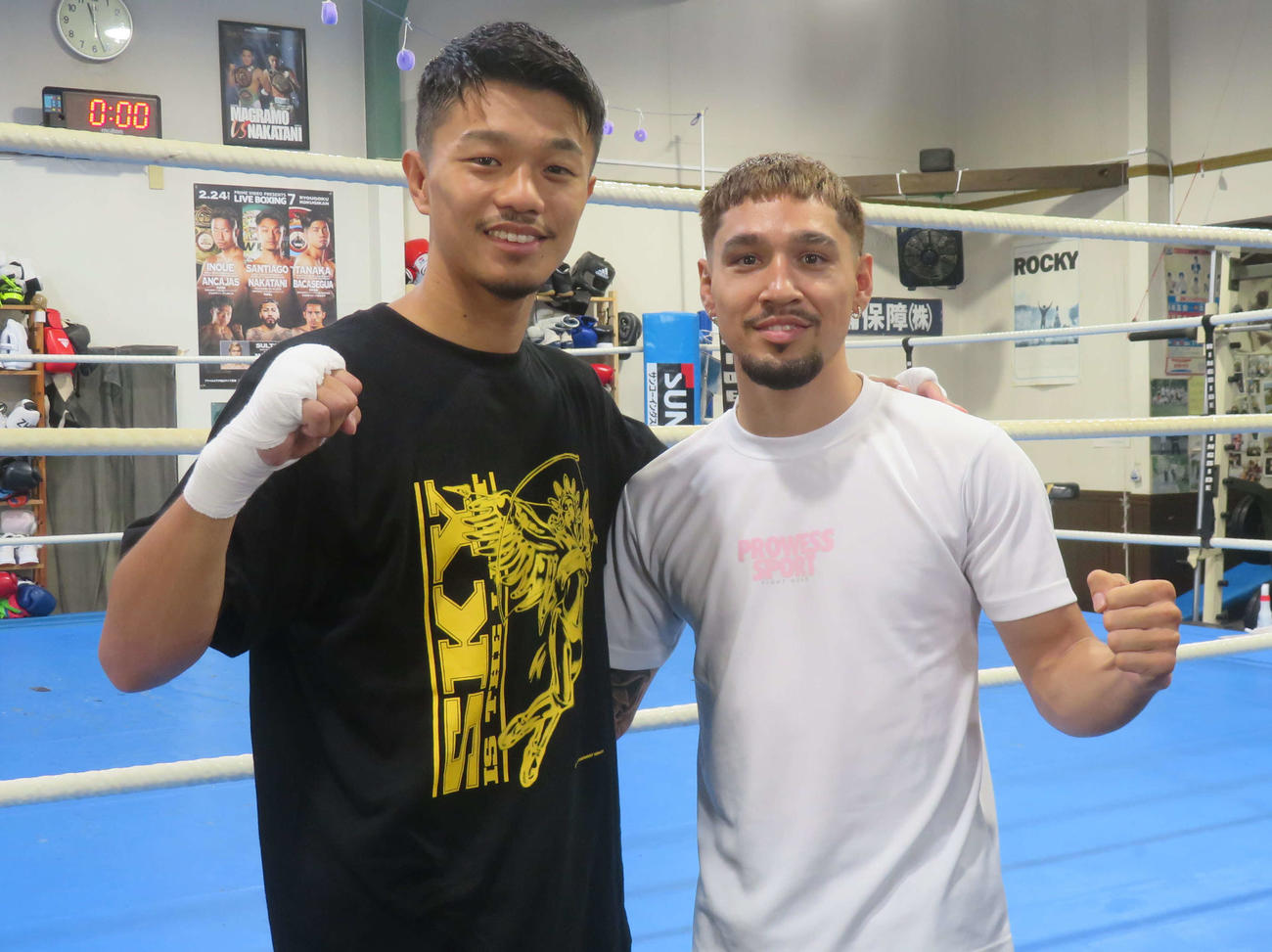 20日の同興行で世界挑戦する親友のWBO世界フライ級3位アンソニー・オラスクワガ（右）と共闘するWBC世界バンタム級王者中谷潤人