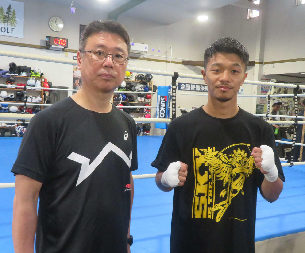 所属ジムの村野健会長（左）と練習公開したWBC世界バンタム級王者中谷潤人