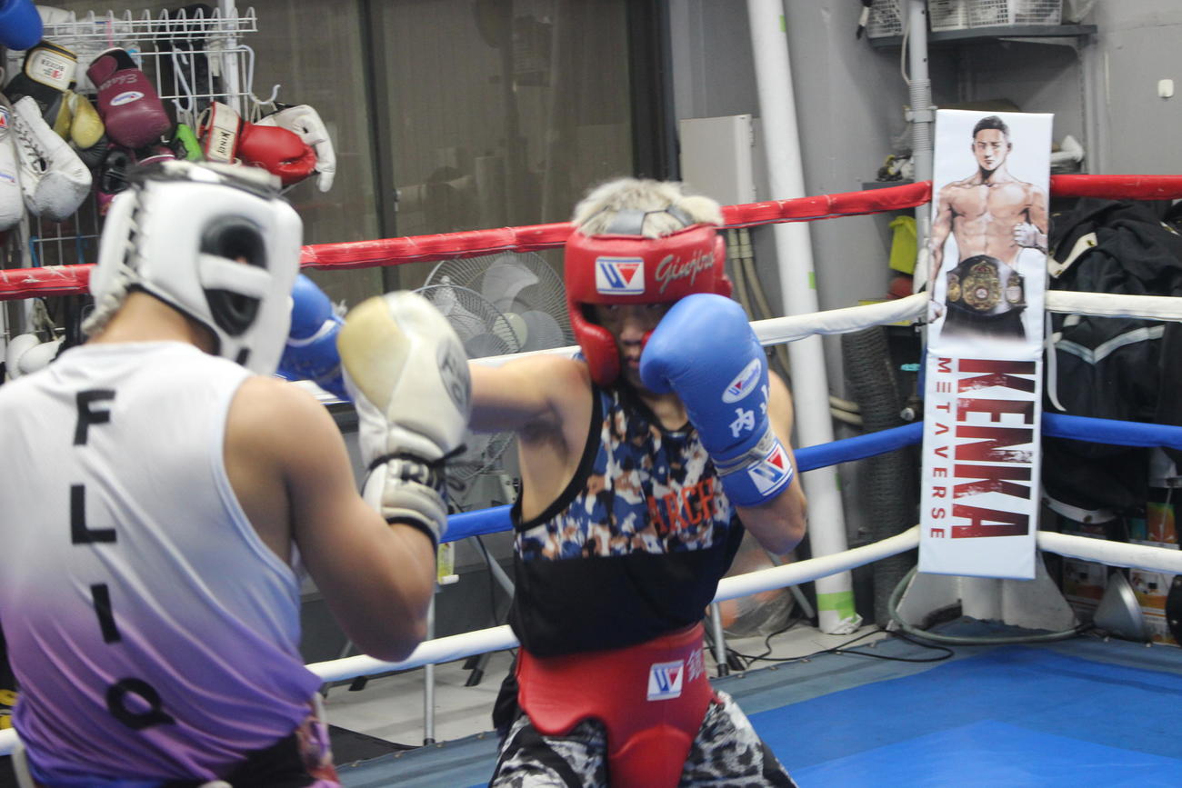 公開スパーリングで強い右ジャブでパートナーを圧倒するIBF世界ミニマム級王者の重岡（右）（撮影・首藤正徳）