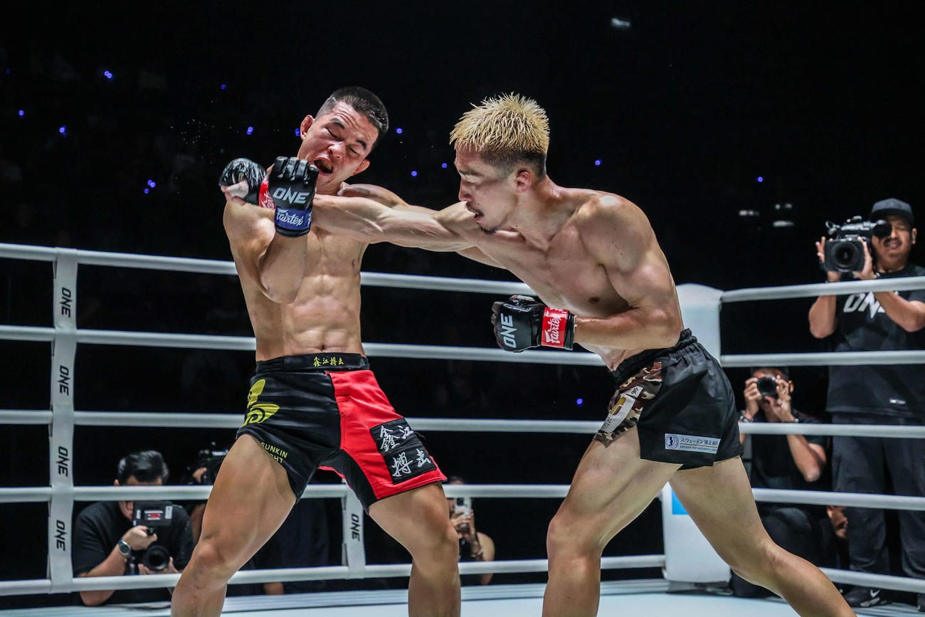 シェ・ウェイ（中国）戦では打撃も得意なところを見せた和田竜光（右）　（C）ONE Championship
