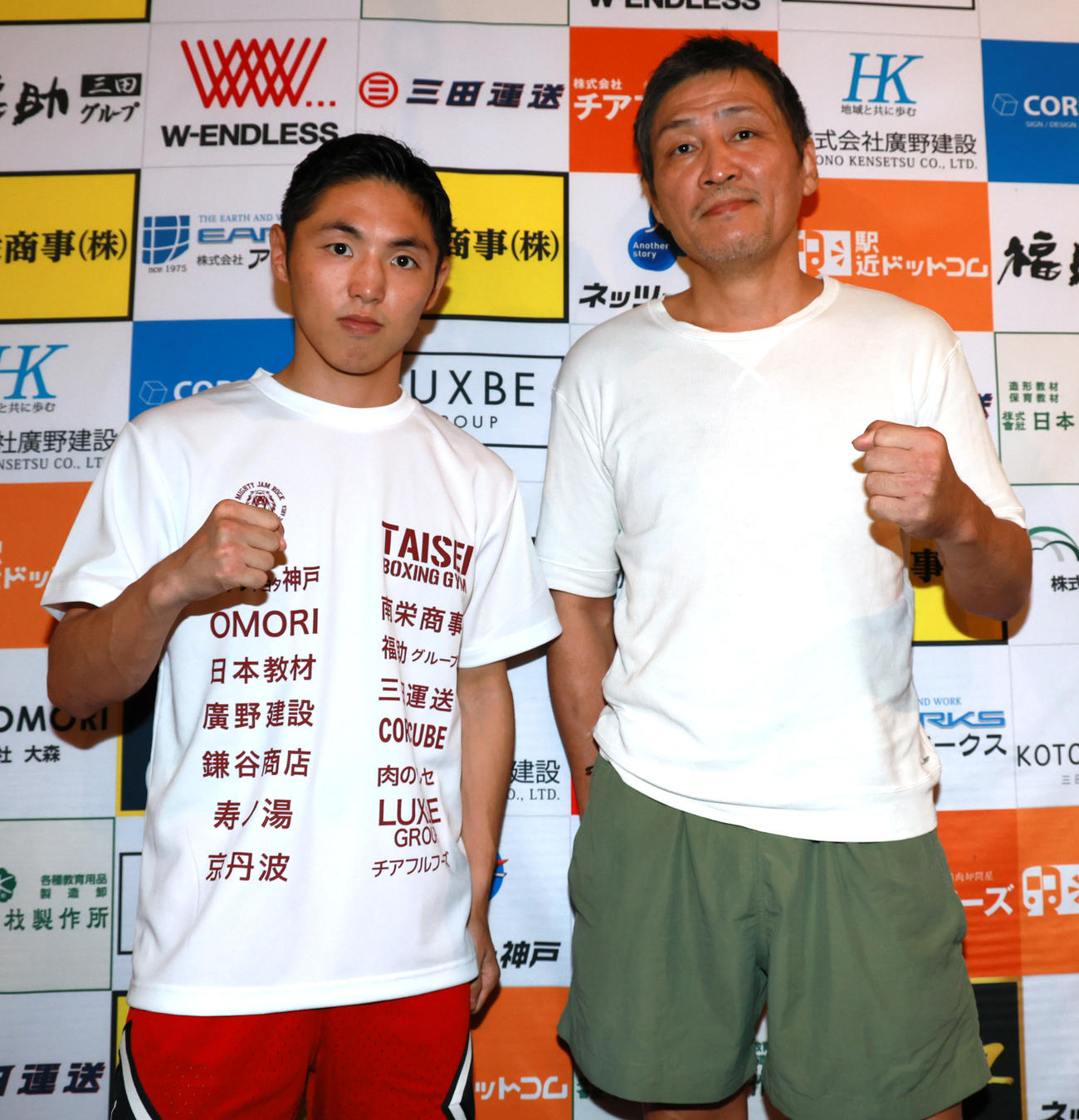 世界戦を控え会見を行った加納。右は丸元会長（撮影・清水貴仁）