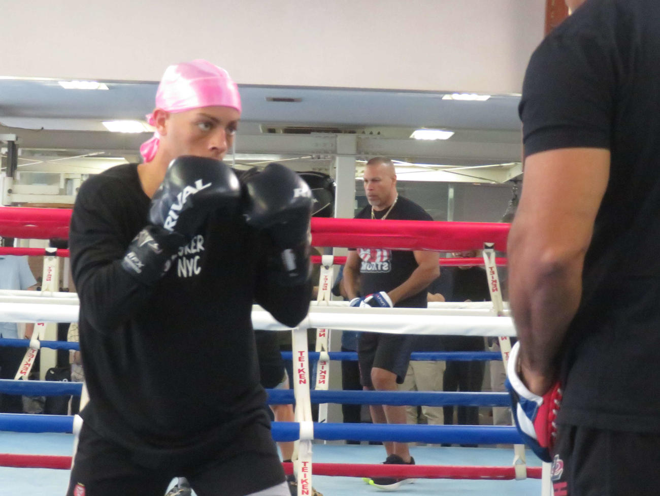 トレーナーの父インディオ氏（右）とのミット打ちを披露したWBA世界バンタム級4位ジョナサン・ロドリゲス