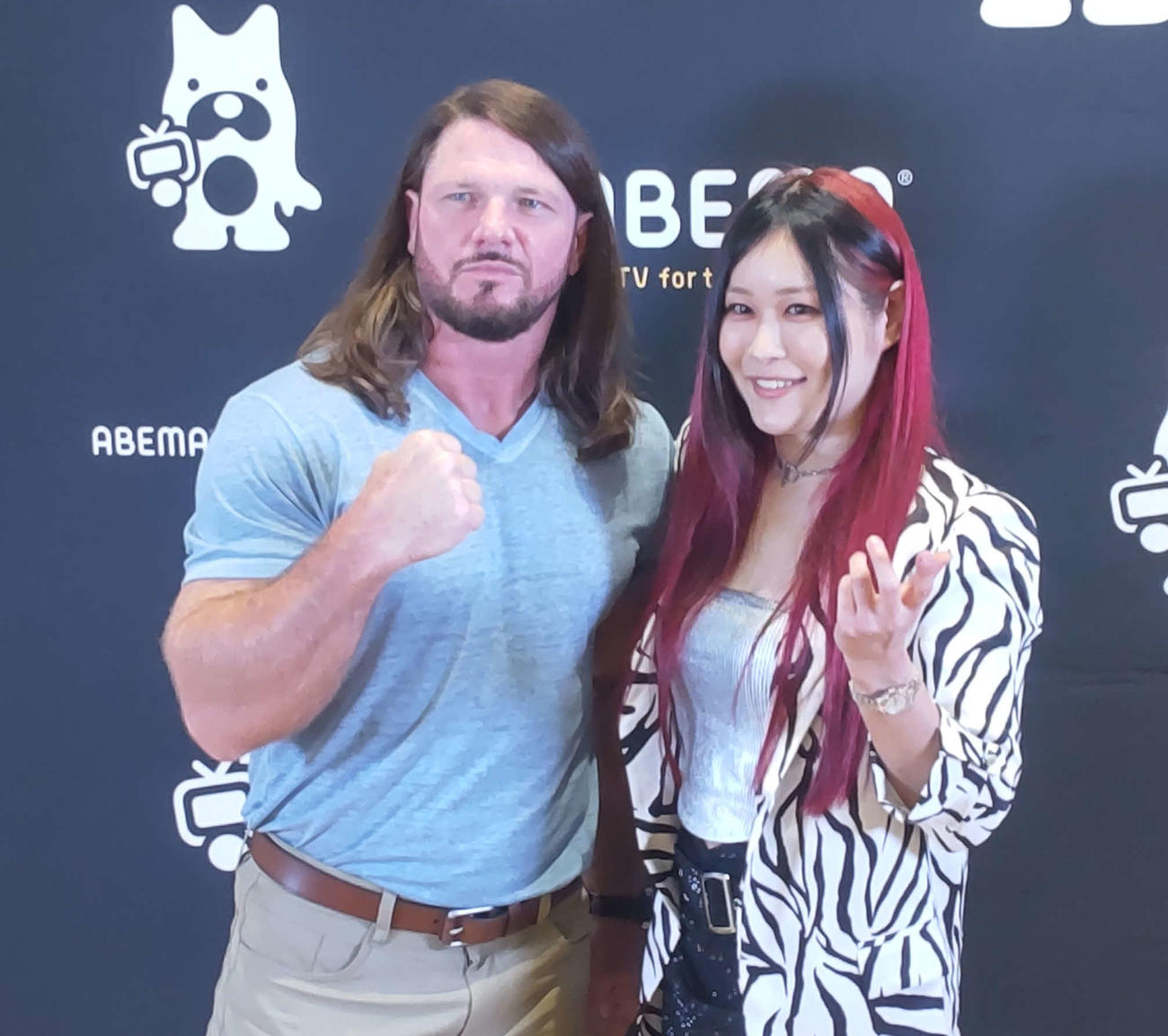 会見場所で会った同じWWE所属のイヨ・スカイと写真に納まるAJスタイルズ（左）