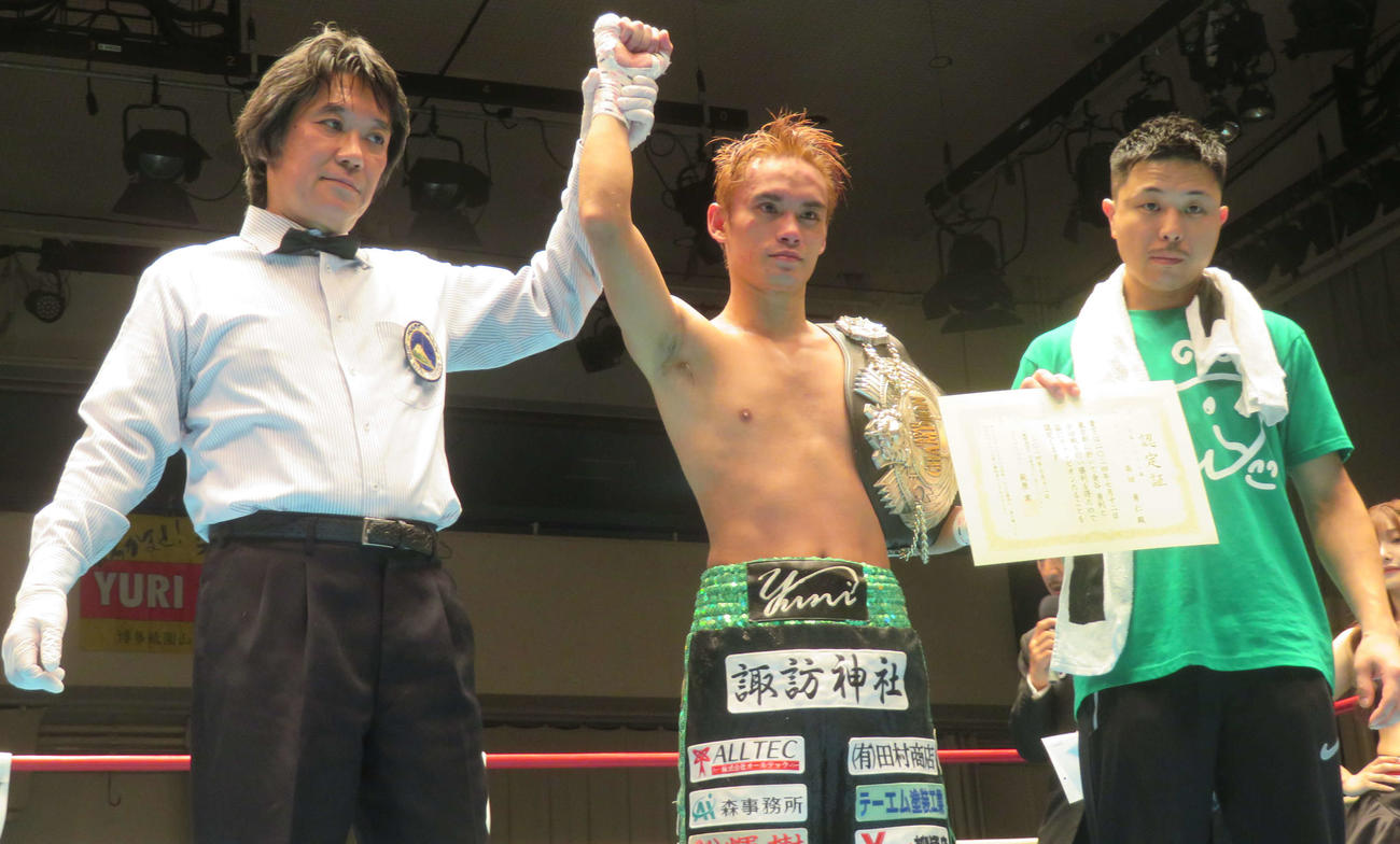 4度目の防衛に成功した日本ミニマム級王者高田勇仁（中央）