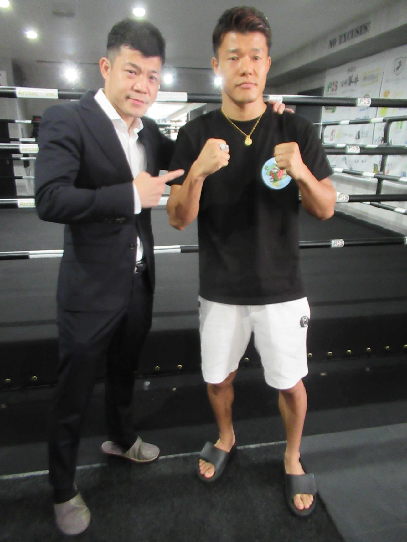8・24の次戦を発表した亀田和毅（右）と兄でプロモーターの興毅氏（撮影・実藤健一）