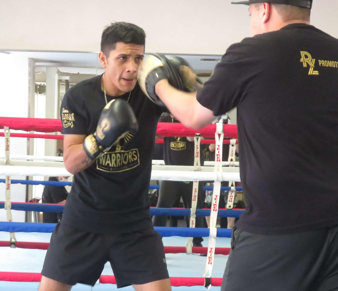 公開練習でミット打ちに臨んだWBO世界スーパーフライ級12位ジョナタン・ロドリゲス（左）