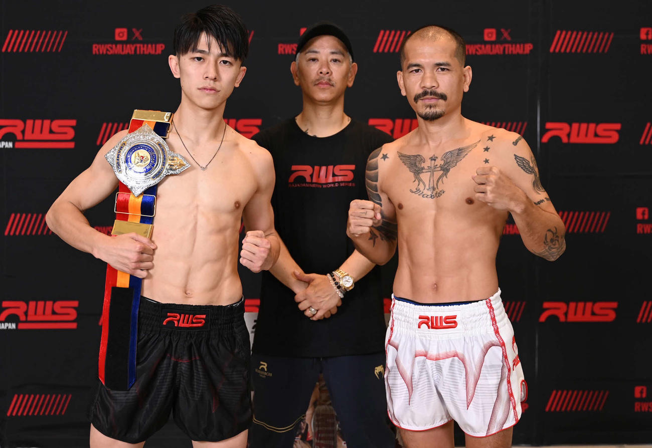 ラジャダムナンスタジアム認定スーパーフライ級王座戦で戦う王者・吉成名高（左）と挑戦者のジョムホート　（C）RWS