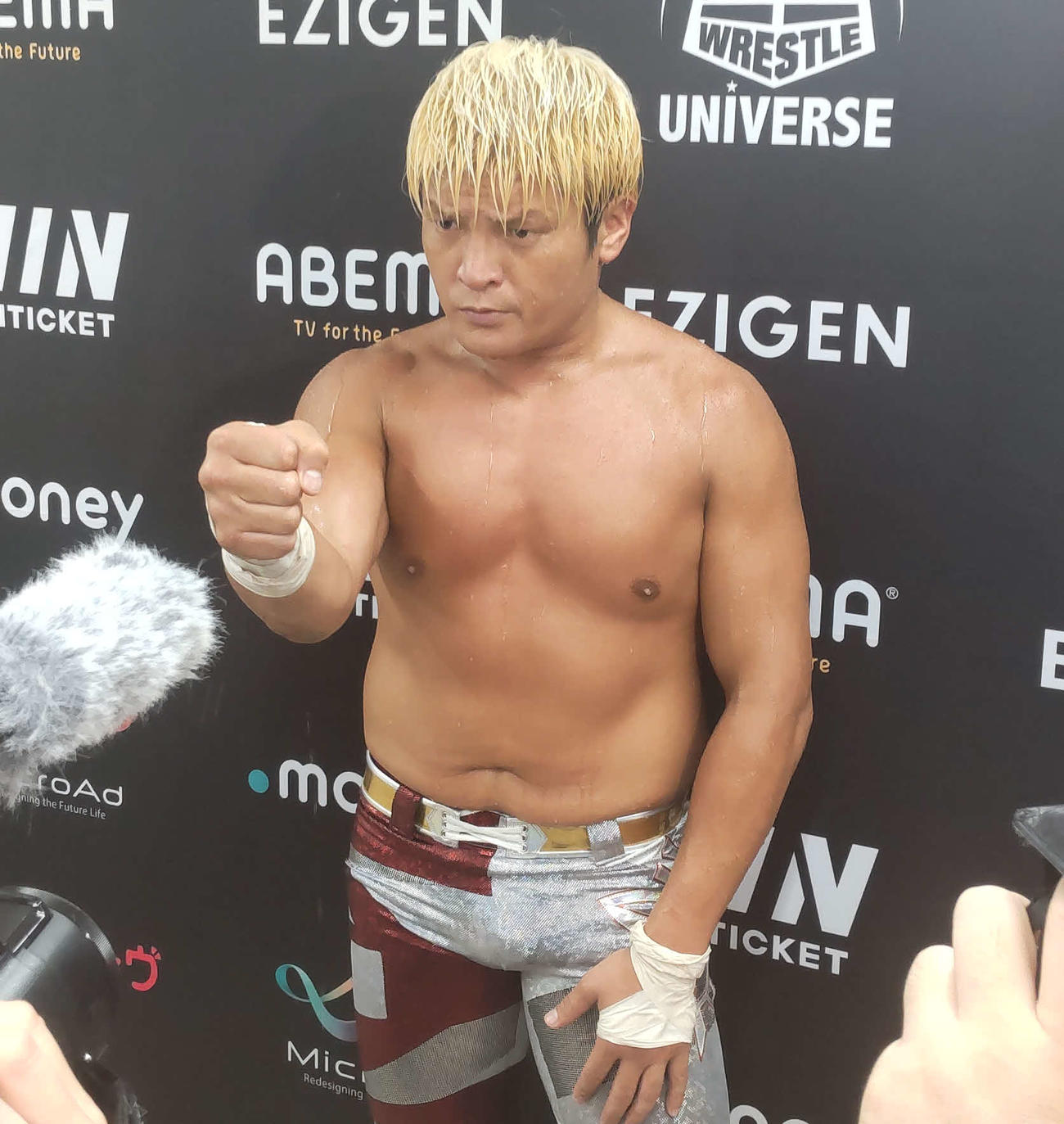 バックステージでおなじみのポーズを見せる拳王