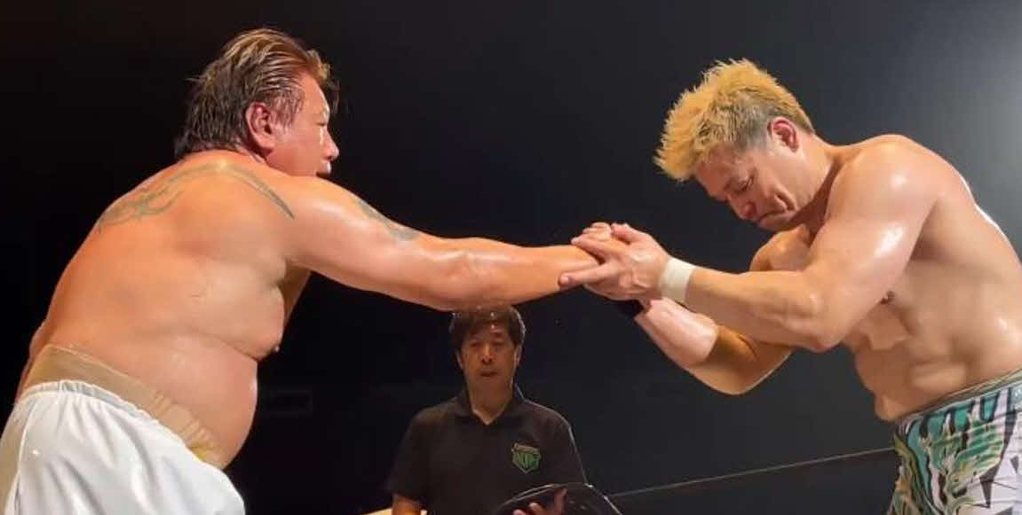 リング上で引退を表明した斎藤彰俊と斎藤からベルトを奪った同じチームノアの潮崎豪（プロレスリング・ノア公式Xから）