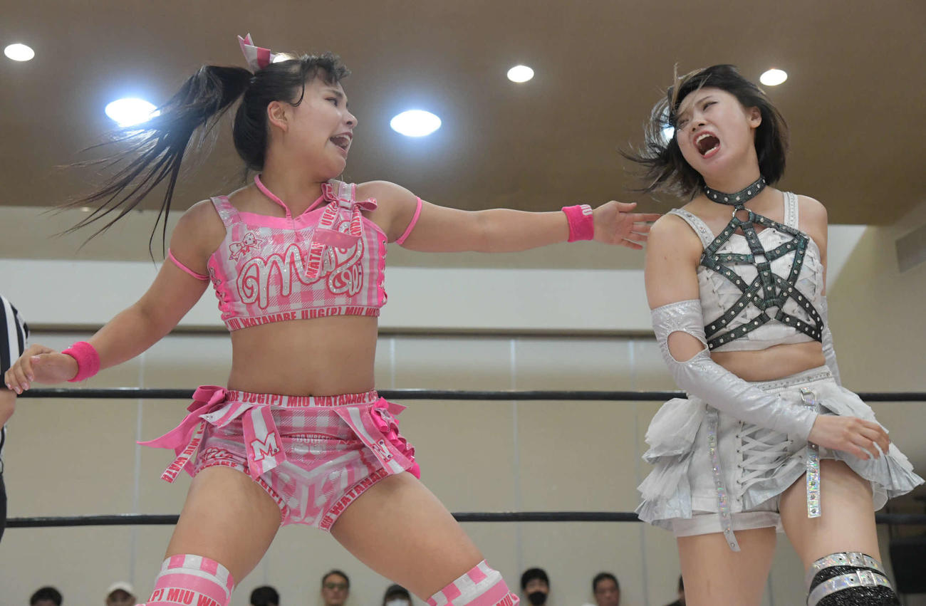 辰巳リカ（右）は、渡辺未詩とエルボーで激しく打ち合う（東京女子プロレス提供）