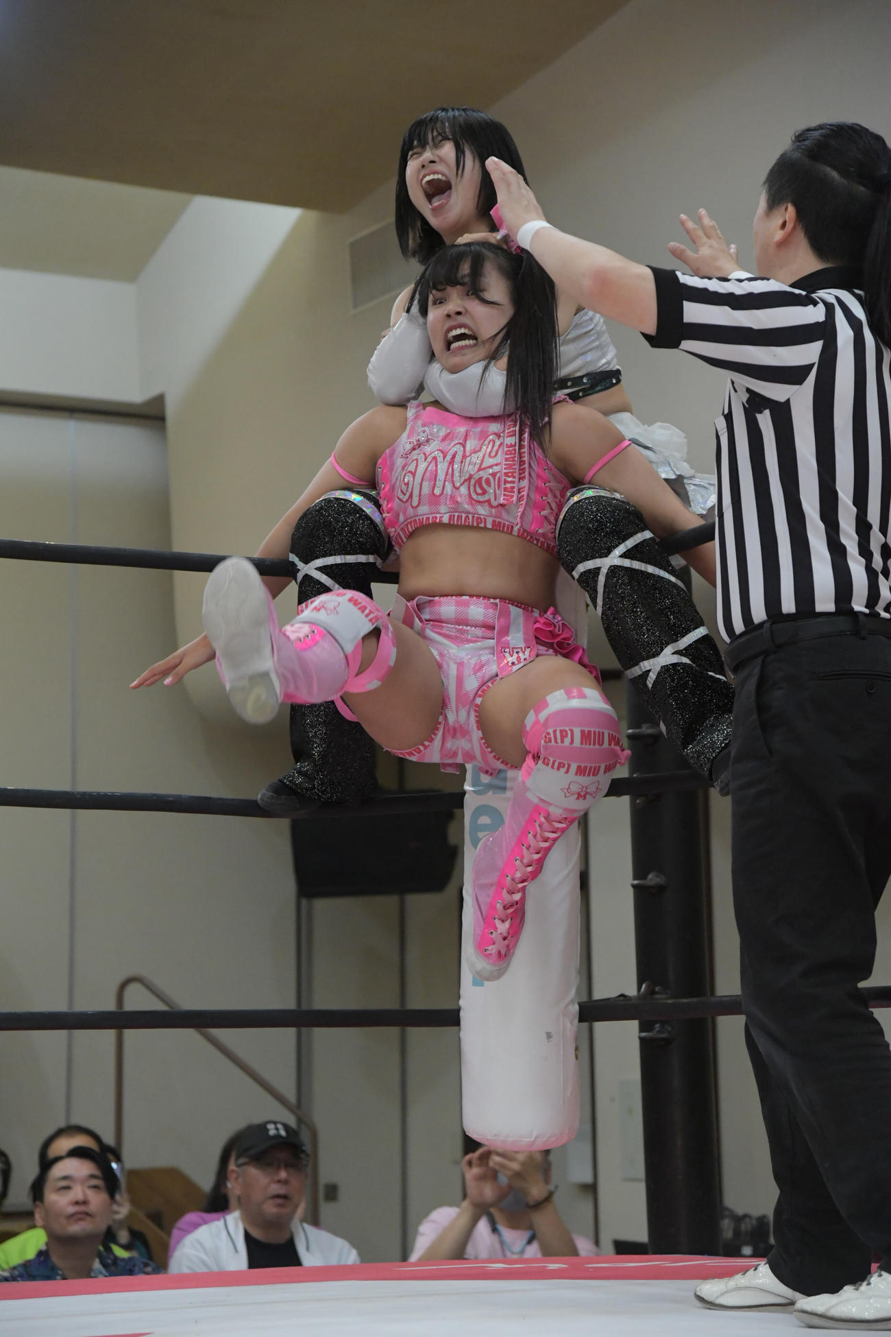 コーナーで渡辺未詩を宙づりし、スリーパーホールドを仕掛ける辰巳リカ（東京女子プロレス提供）