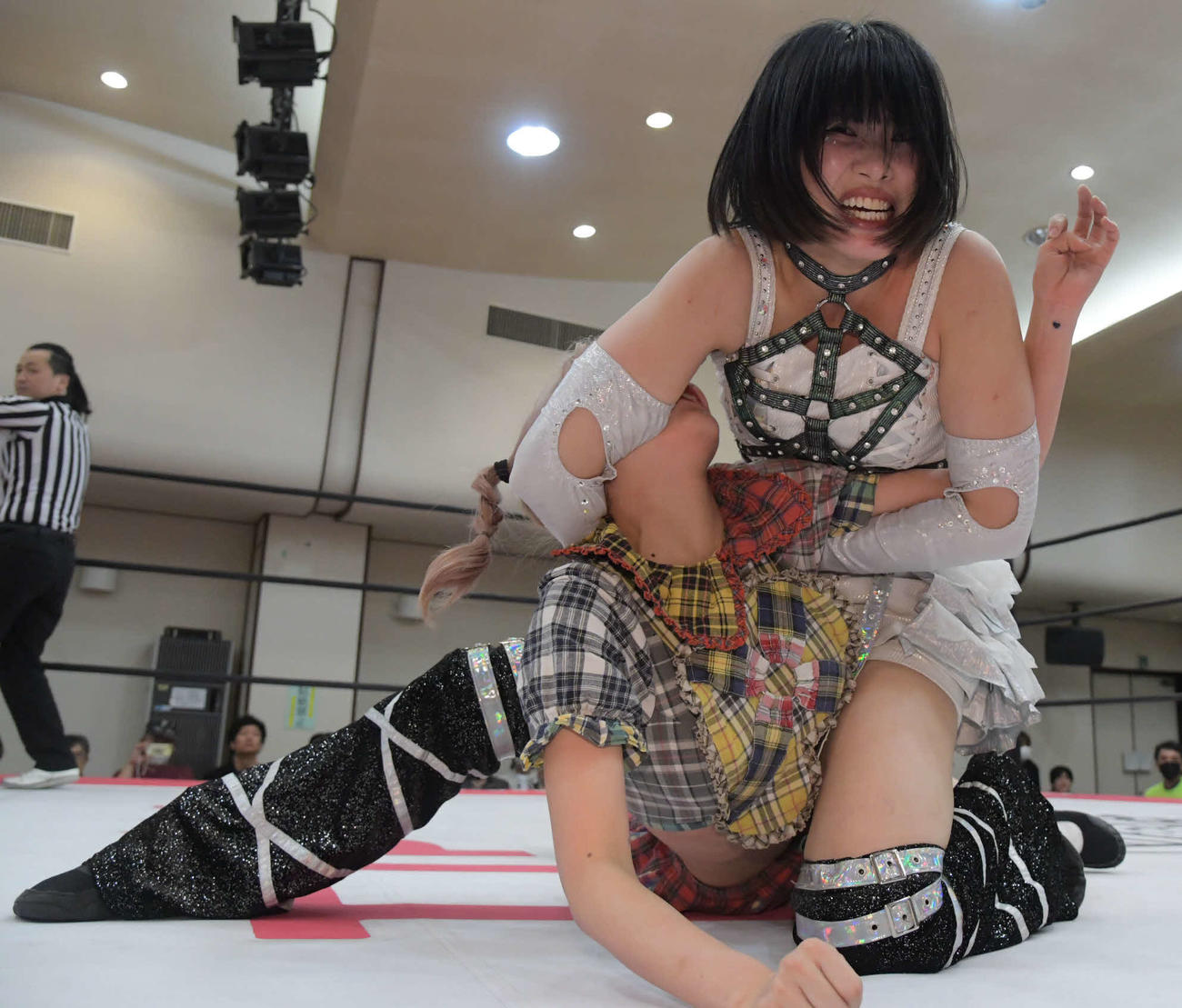 原宿ぽむからホワイトドラゴンスリーパーでギブアップを奪った辰巳リカ（東京女子プロレス提供）