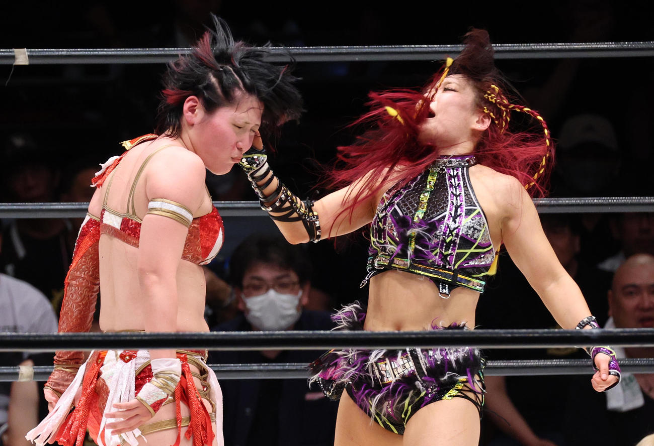 林下（左）に平手打ちを浴びせるイヨ・スカイ（撮影・中島郁夫）