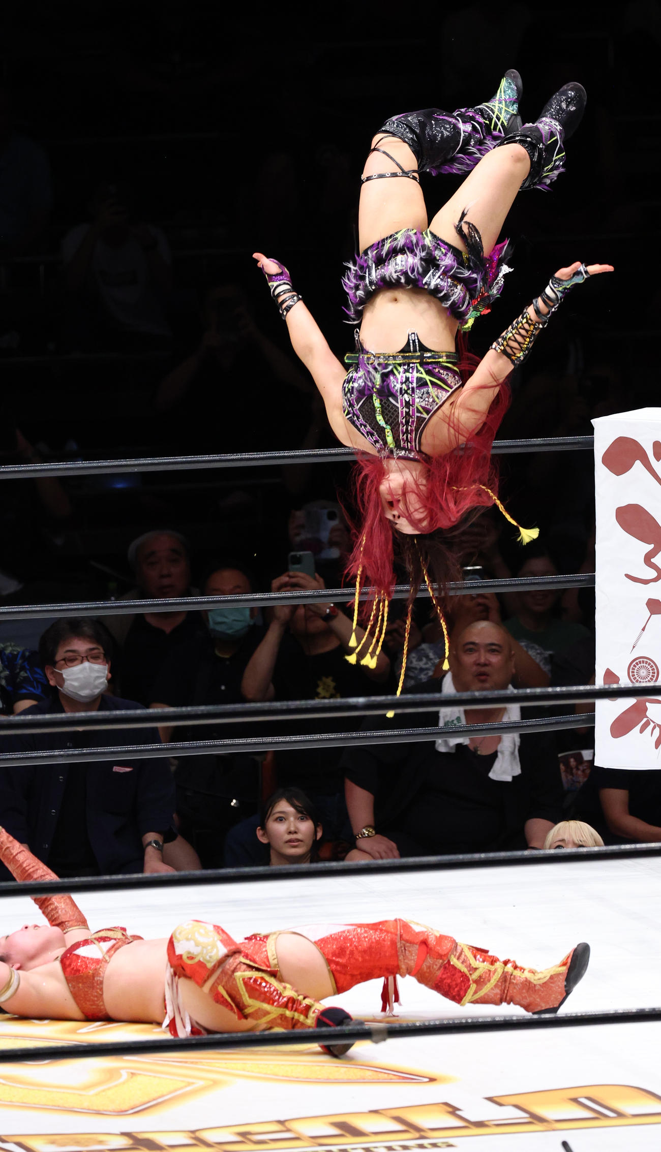 林下（下）にムーンサルトプレスを決めるイヨ・スカイ（撮影・中島郁夫）