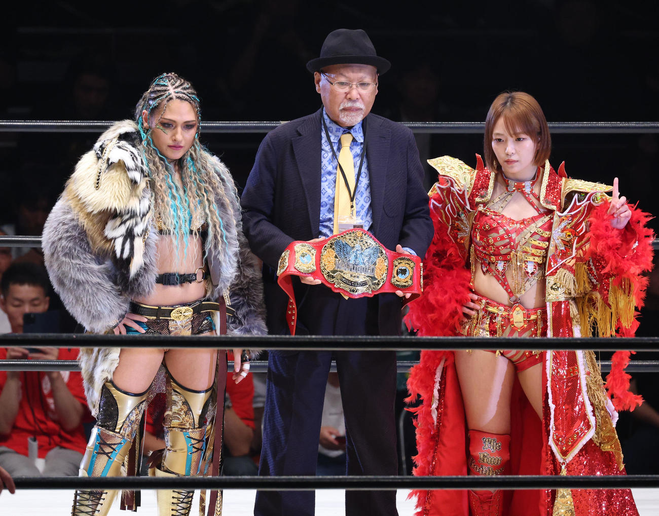 試合前に記念撮影する、左からジュリア、ロッシー小川、Sareee（撮影・中島郁夫）