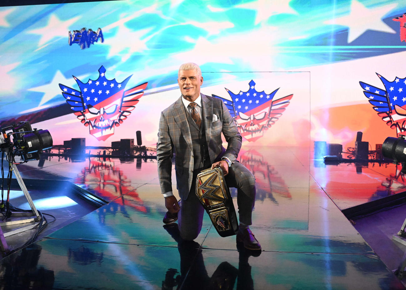 花道から登場するWWEヘビー級、ユニバーサル統一王者コーディ・ローデス（C）WWE