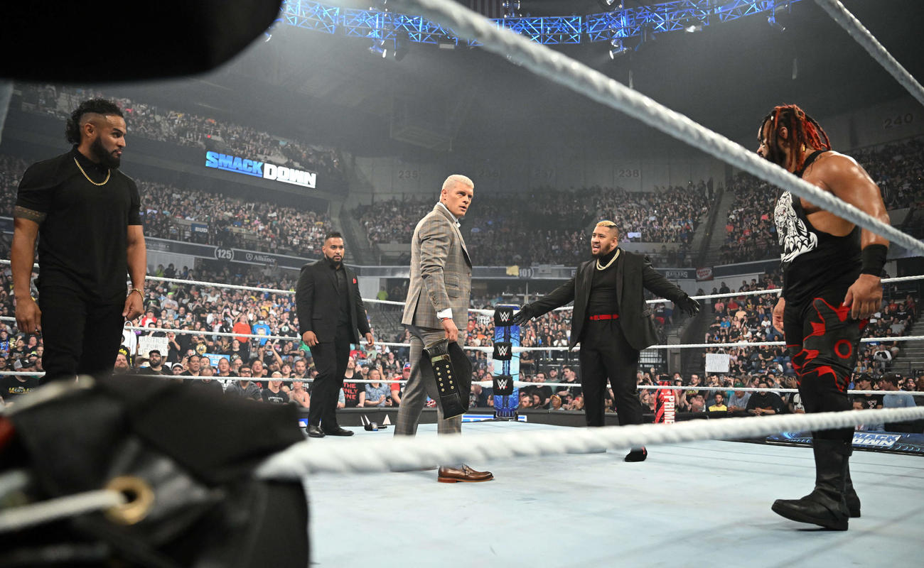 ザ・ブラッドラインに囲まれるWWEヘビー級、ユニバーサル統一王者コーディ・ローデス（中央）（C）WWE