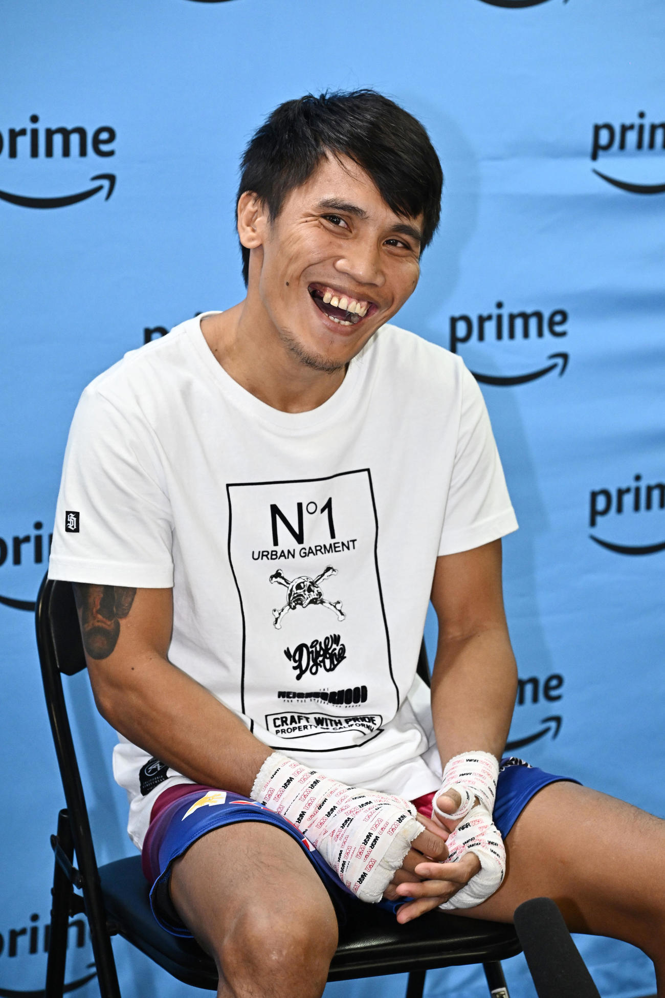 会見で笑顔のアストロラビオ（撮影・滝沢徹郎）