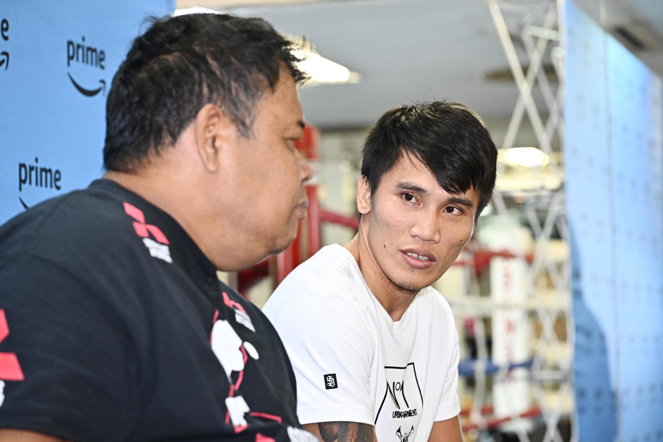 会見でビンセント・アストロラビオ（後方）はノノイトレーナーを見つめる（撮影・滝沢徹郎）