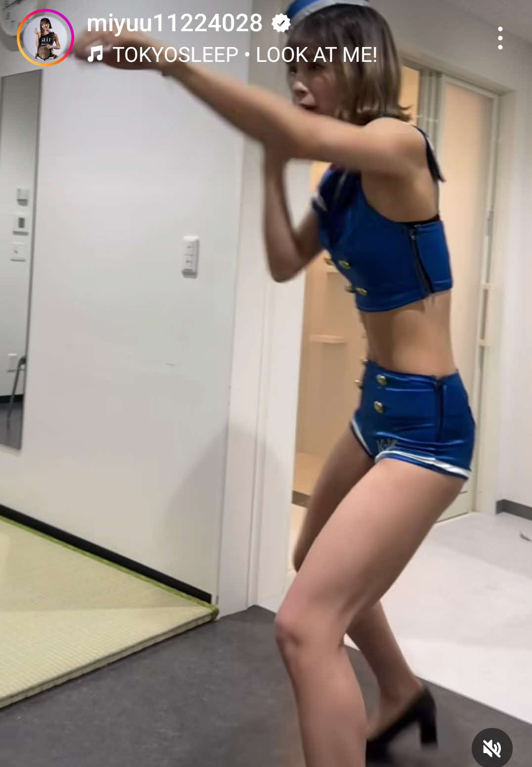 楽屋でラウンドガール姿でシャドーボクシングをする菅原美優（本人のインスタグラムから）