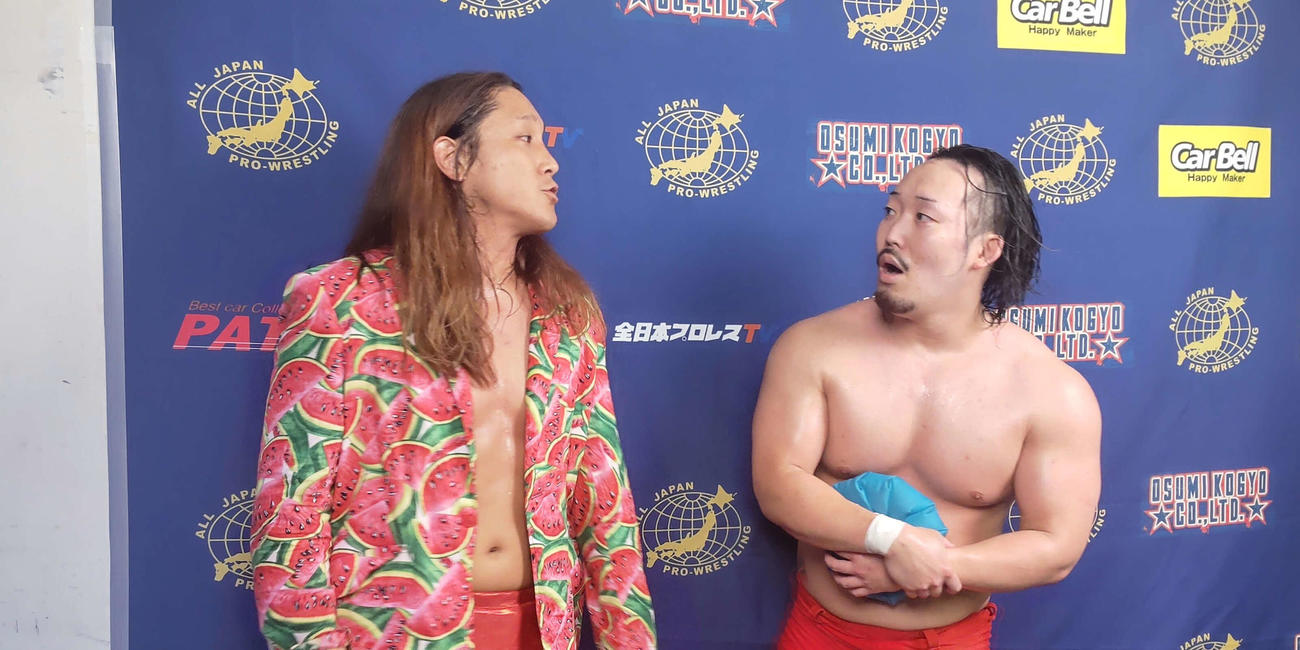 バックステージで仲間割れした黒潮TOKYOジャパンと立花誠吾（右）