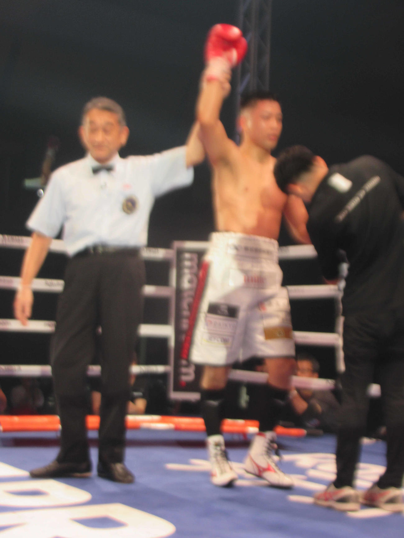5回TKOで勝利した国本