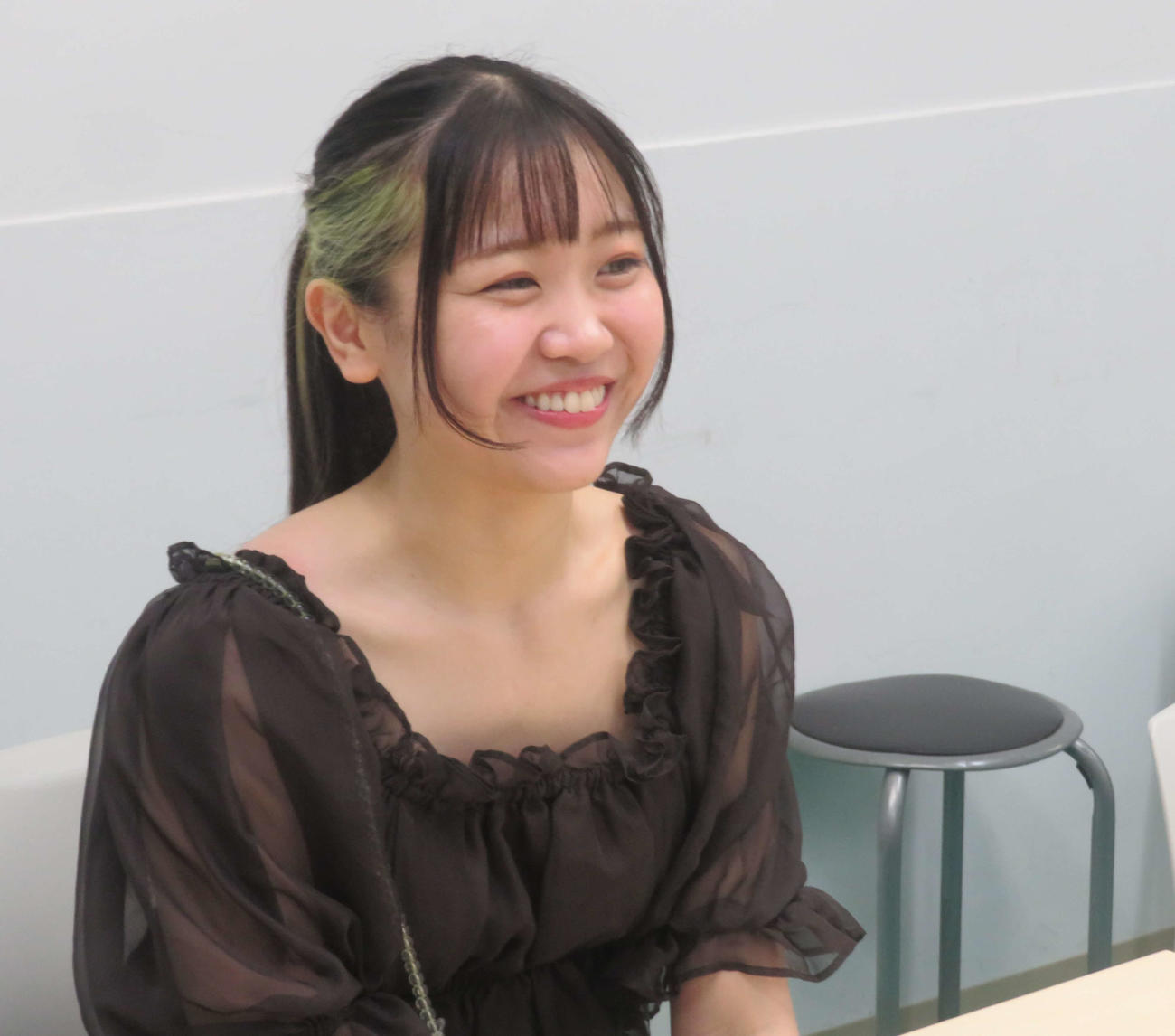 笑顔でインタビューに応じる鈴芽（撮影・松熊洋介）