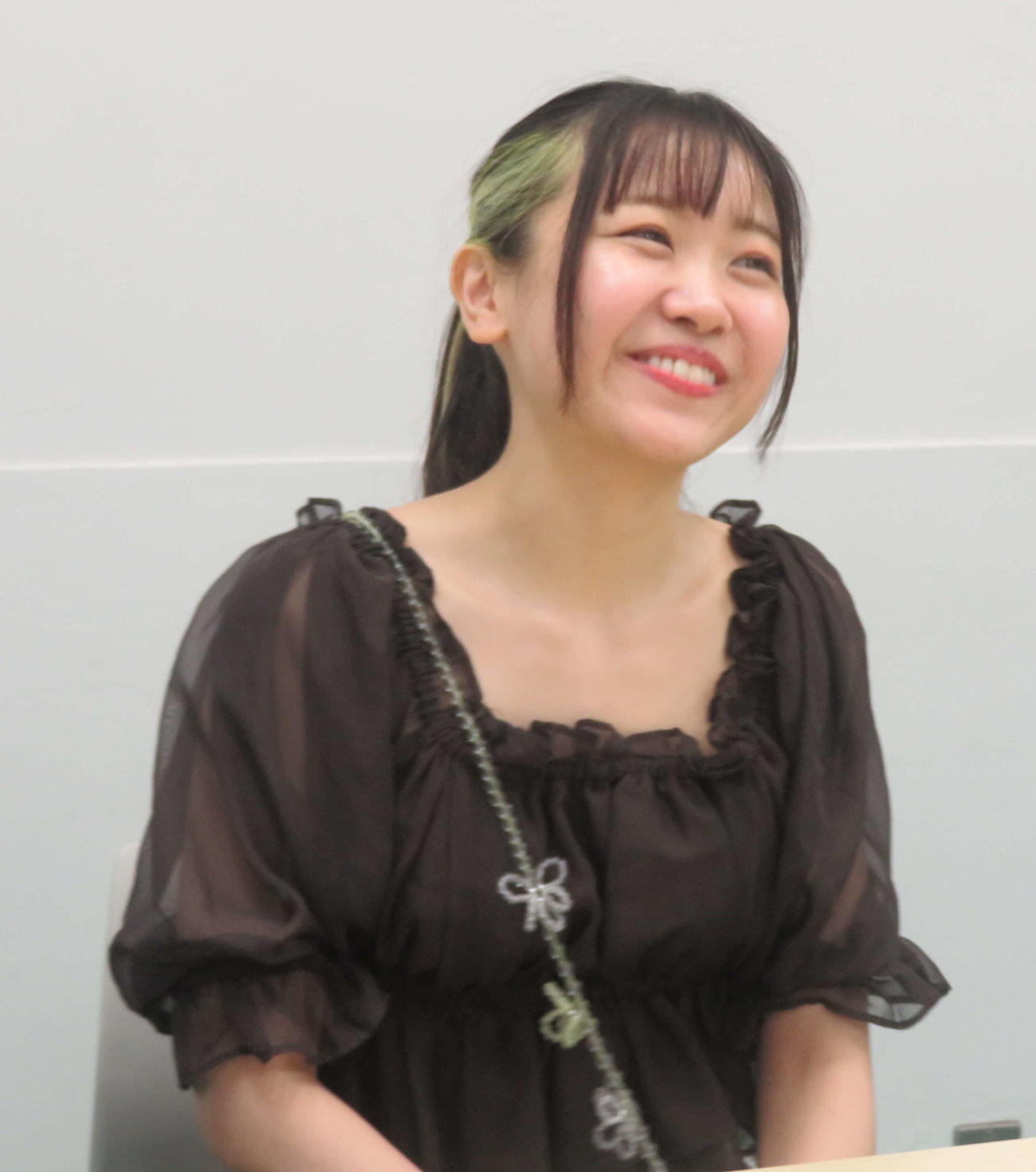 笑顔でインタビューに応じる鈴芽（撮影・松熊洋介）